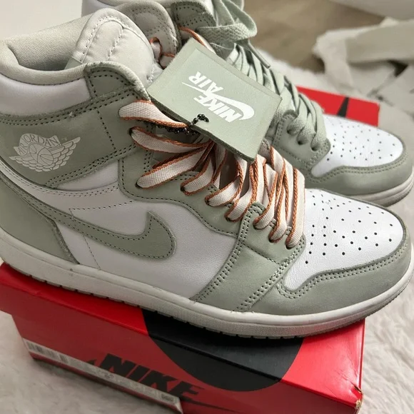 Women’s Sea Foam  Air Jordan Retro High 1’s - Picture 5 of 6